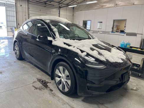 Used 2023 Tesla Model Y Long Range image 1