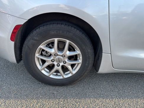 Used 2024 Chrysler Pacifica Touring-L image 11