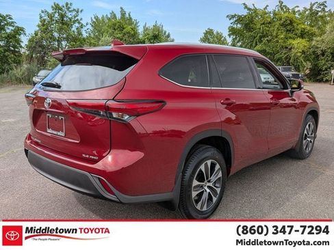 Used 2021 Toyota Highlander XLE AWD/4WD image 4