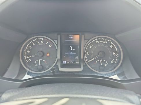 Used 2018 Toyota Tacoma TRD Off-Road AWD/4WD image 19