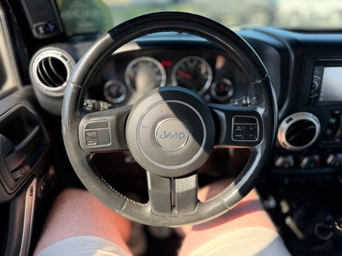 Used 2015 Jeep Wrangler Unlimited Rubicon AWD/4WD image 36