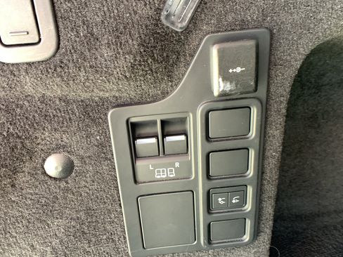 Used 2024 Land Rover Discovery S image 27