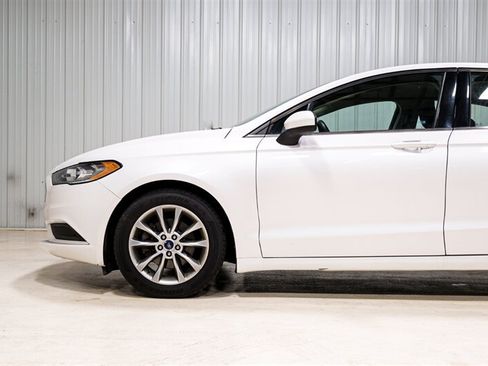 Used 2017 Ford Fusion SE FWD image 2