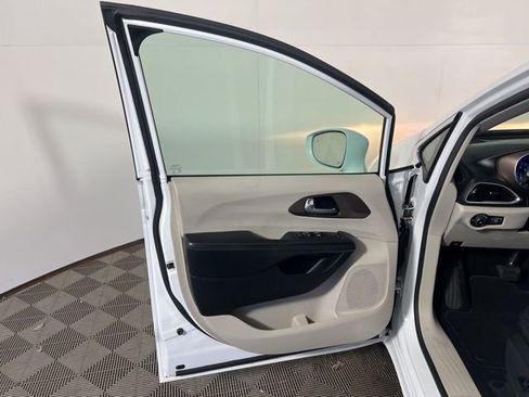 Used 2019 Chrysler Pacifica Touring-L image 15