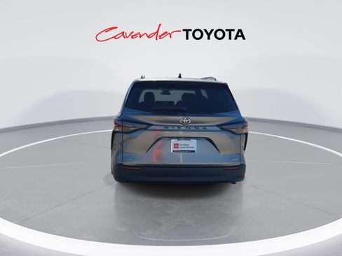 Certified 2026 Toyota Sienna XLE image 7