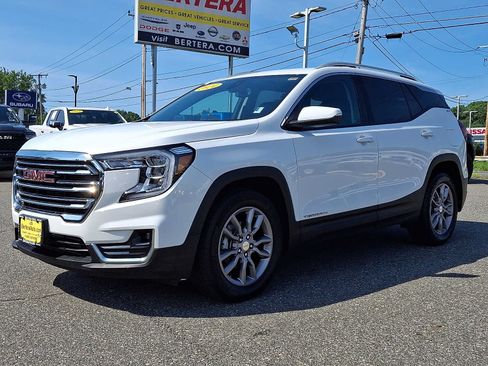 Used 2024 GMC Terrain SLT AWD/4WD image 3
