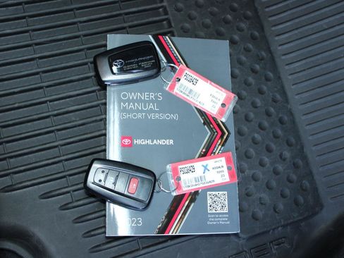 Used 2023 Toyota Highlander Limited FWD image 39