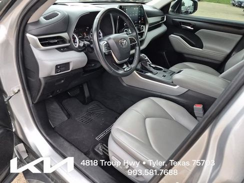 Used 2022 Toyota Highlander XLE FWD image 20
