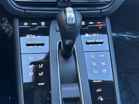 Used 2025 Porsche Macan image 24