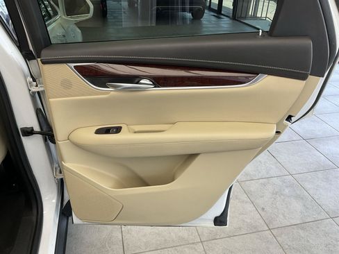 Used 2017 Cadillac XT5 Luxury w/ Driver Awareness Package AWD/4WD image 15