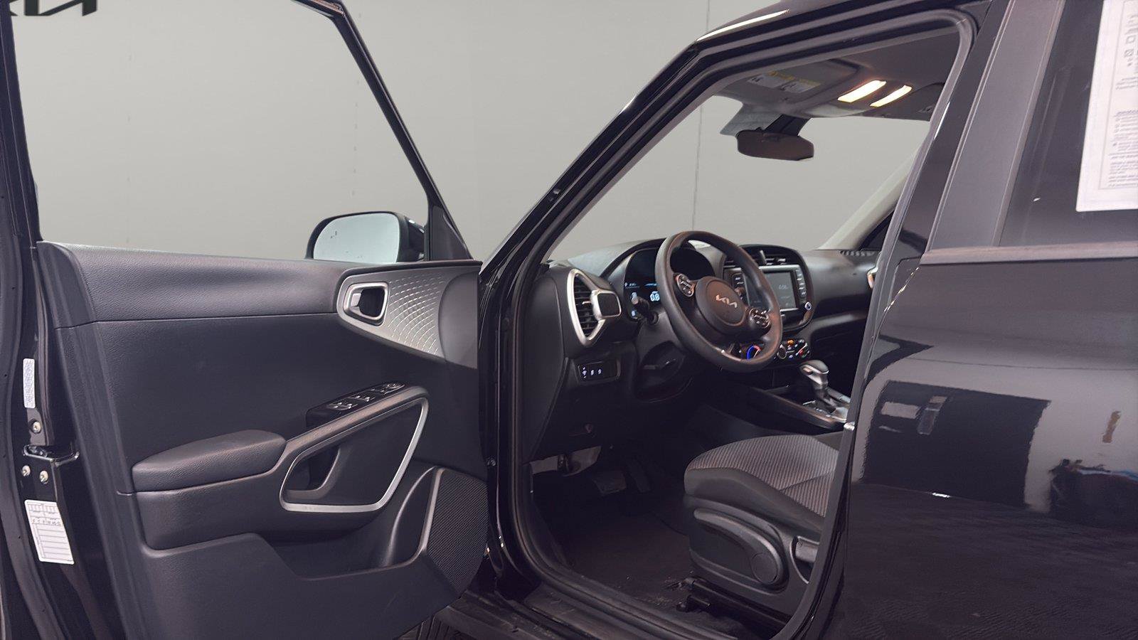Used 2025 Kia Soul LX w/ LX Technology Package FWD image 24