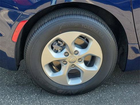 Certified 2017 Chrysler Pacifica Premium image 6