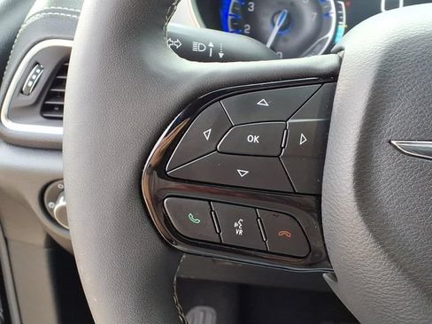 Used 2025 Chrysler Pacifica Limited FWD image 11