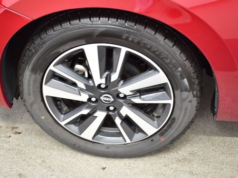 Used 2025 Nissan Versa SV FWD image 34