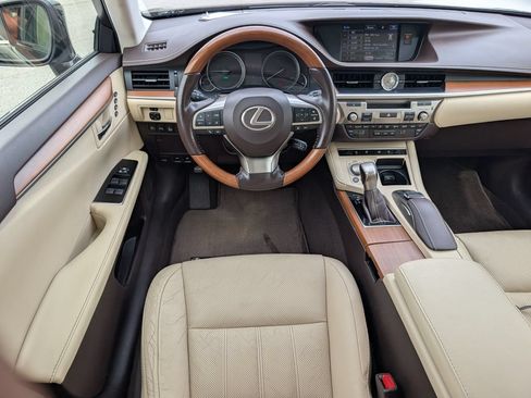 Used 2016 Lexus ES 300h w/ Luxury Package w/Wood Trim FWD image 3