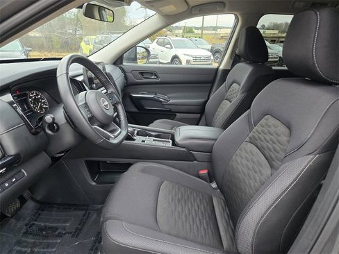 Used 2025 Nissan Pathfinder SV image 7