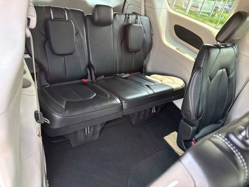 Certified 2024 Chrysler Pacifica Touring-L FWD image 17