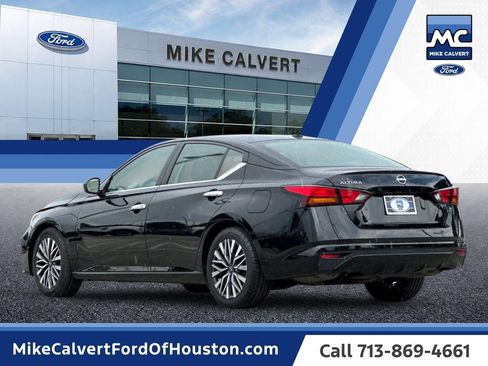 Used 2025 Nissan Altima 2.5 SV FWD image 3