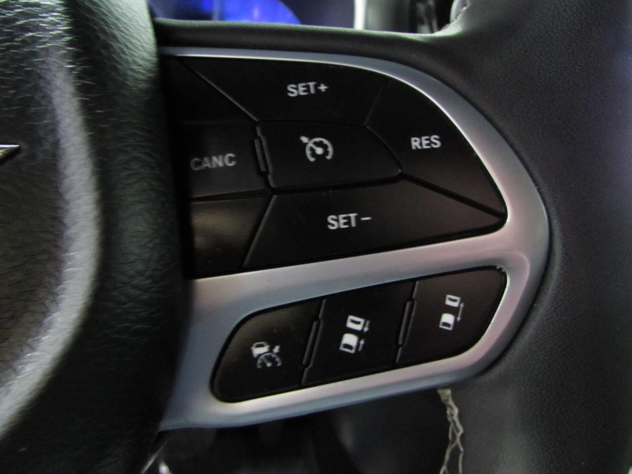 Used 2025 Chrysler Pacifica Select FWD image 26