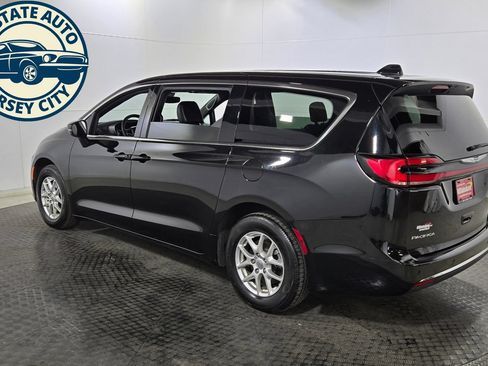 Used 2025 Chrysler Pacifica Select FWD image 5