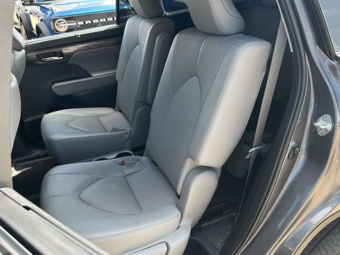 Used 2024 Toyota Highlander Limited image 16