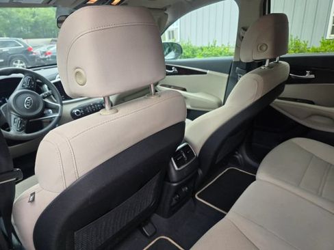 Used 2017 Kia Sorento FWD image 19