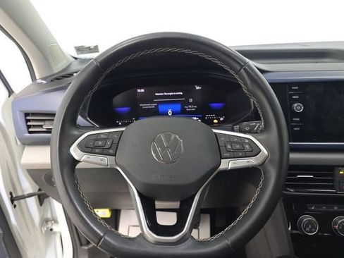 Used 2023 Volkswagen Taos SE w/ Panoramic Sunroof Package FWD image 6