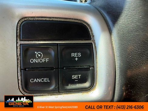 Used 2013 Chrysler Town & Country Touring FWD image 17