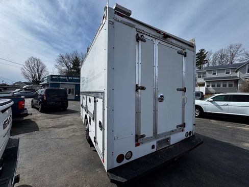 Used 2016 Ford E-350 and Econoline 350 Super Duty image 4