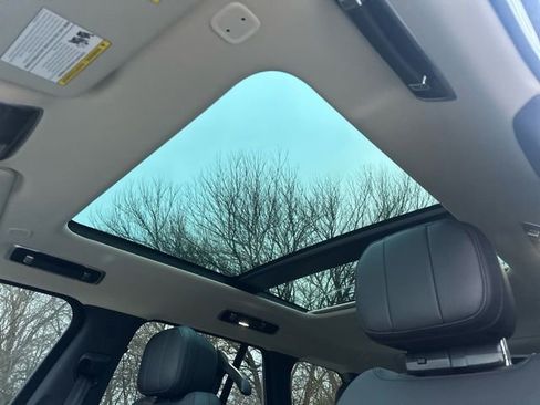 Used 2025 Land Rover Range Rover SE image 14