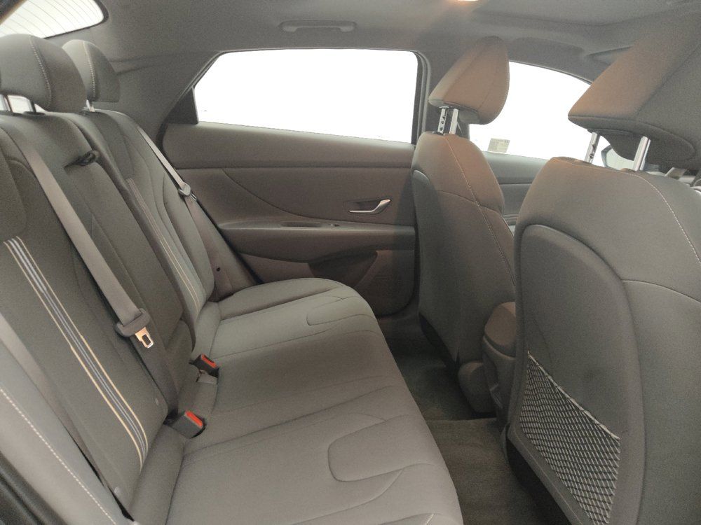Used 2025 Hyundai Elantra SEL FWD image 19