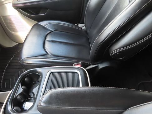 Used 2023 Chrysler Pacifica Touring-L FWD image 35