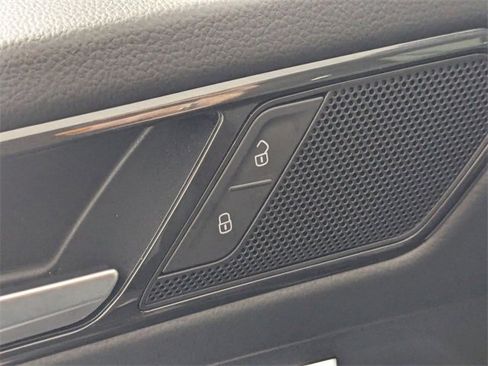 Used 2022 Volkswagen Tiguan SE image 11