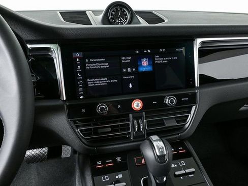 Certified 2025 Porsche Macan image 12