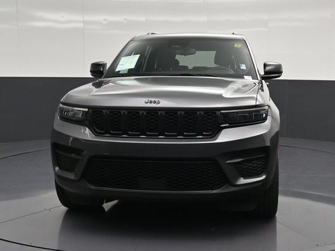 Used 2023 Jeep Grand Cherokee Altitude AWD/4WD image 6