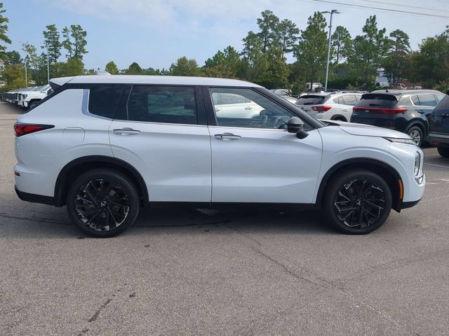 Used 2023 Mitsubishi Outlander SE Black Edition AWD/4WD image 2