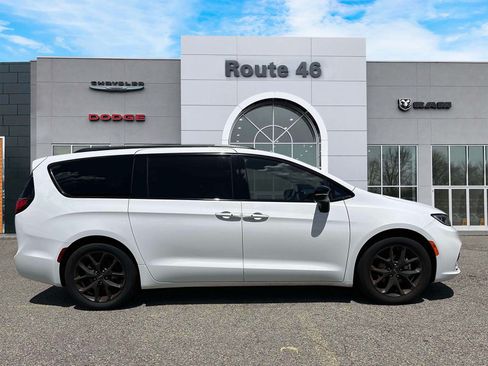 Used 2025 Chrysler Pacifica Limited FWD image 6