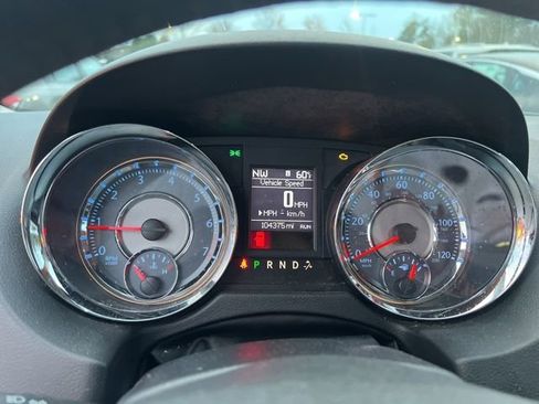 Used 2016 Chrysler Town & Country Touring image 10