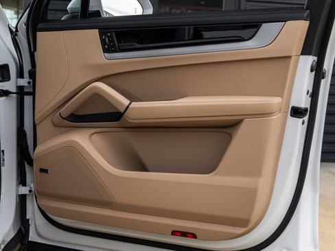 Certified 2026 Porsche Cayenne AWD/4WD image 40