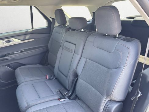 Used 2025 Ford Explorer Active RWD image 11