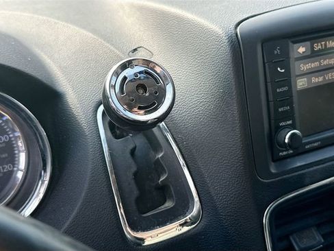 Used 2015 Chrysler Town & Country Touring w/ Driver Convenience Group image 17