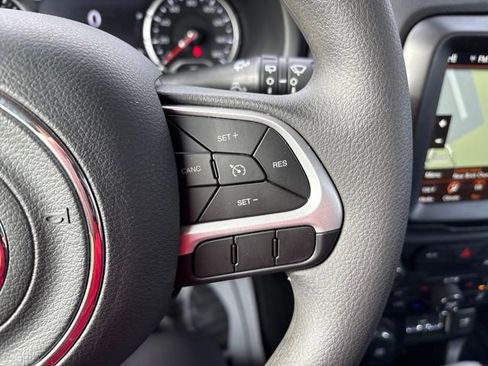 Used 2023 Jeep Renegade Latitude AWD/4WD image 12