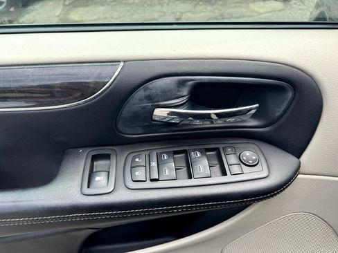 Used 2012 Chrysler Town & Country Touring-L w/ Entertainment Group #2 image 9