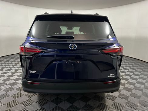 Used 2021 Toyota Sienna XLE image 6