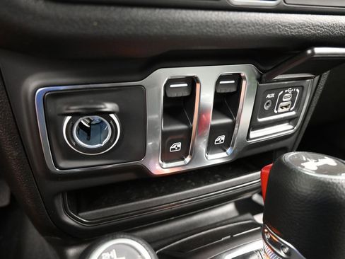 Used 2025 Jeep Wrangler Sport image 18