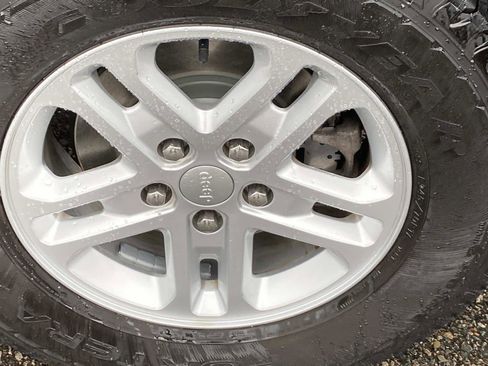 Certified 2023 Jeep Grand Cherokee Laredo image 24