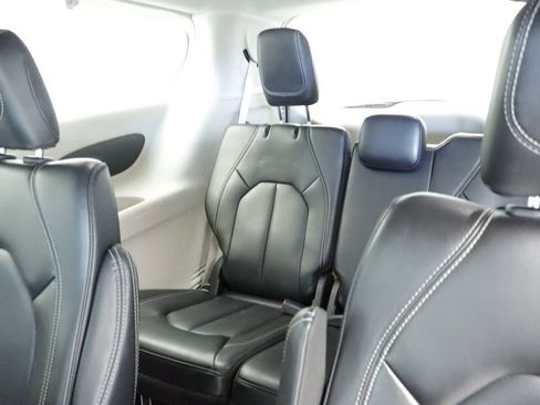 Certified 2023 Chrysler Pacifica Touring-L FWD image 24