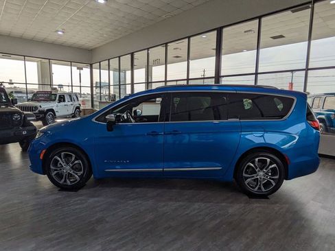 New 2026 Chrysler Pacifica Pinnacle w/ Trailer Tow Group FWD image 8