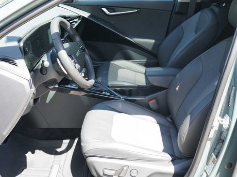 Certified 2024 Kia Niro EX Touring FWD image 9