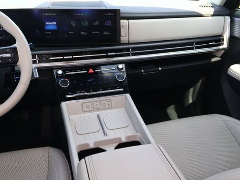 Used 2025 Hyundai Santa Fe SEL FWD image 11